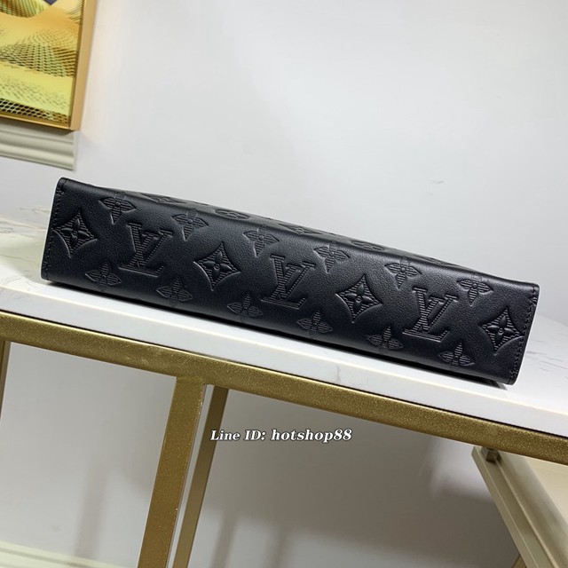 路易威登LV手包 M61692 新壓花 POCHETTE VOYAGE中號手袋 LV黑色壓花皮男士手拿包 xxlv2478